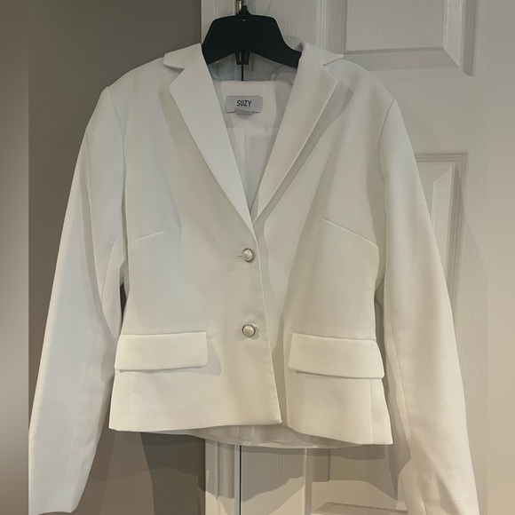 Women’s white cropped 2 button blazer from Suzy Shier - Picture 5 of 11